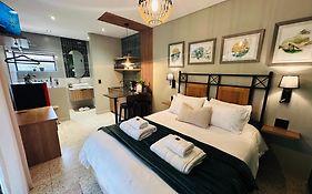 Green Ivy Luxury Room With Private Garden Pension